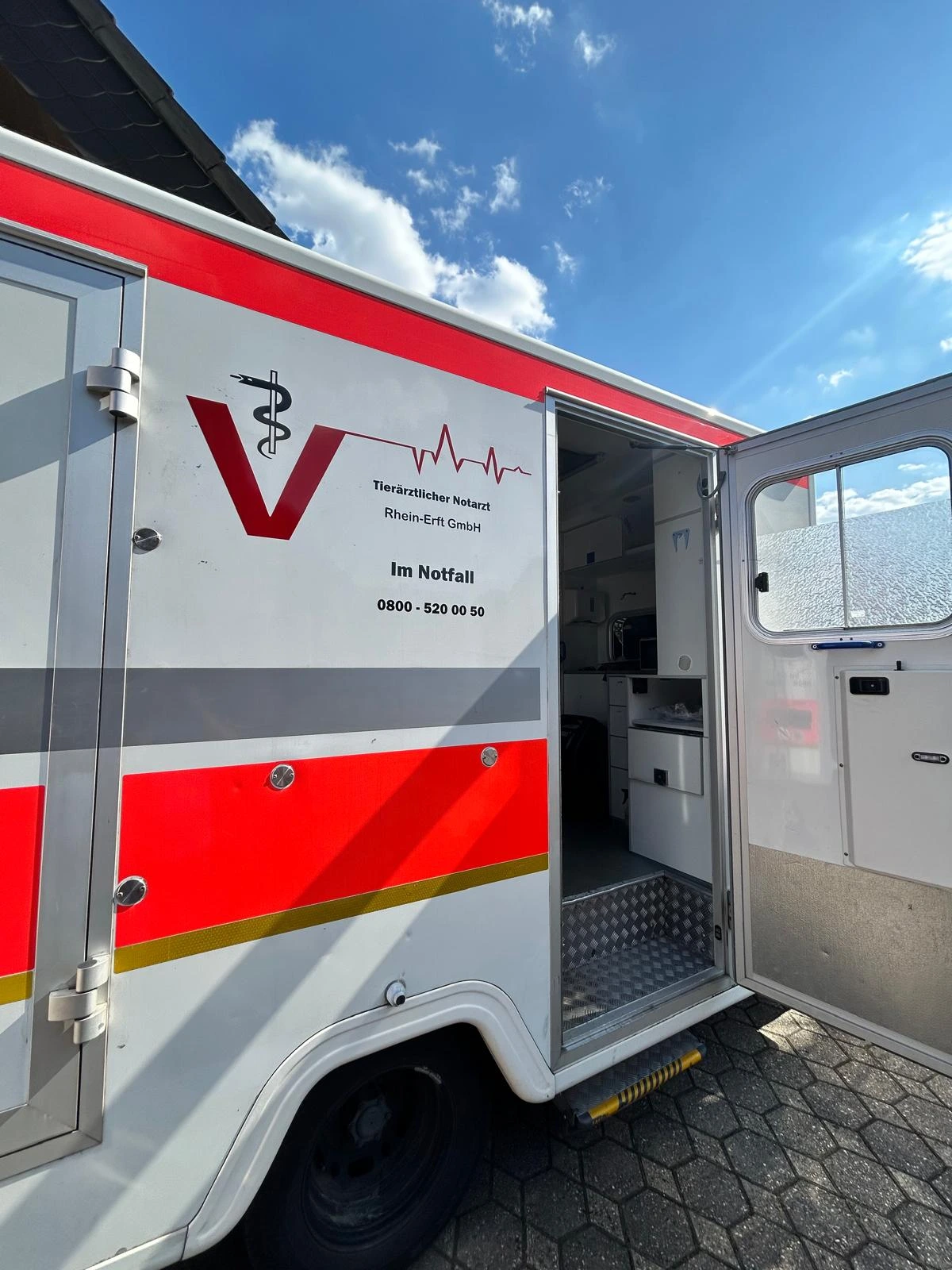 Tierärztlicher Rettungswagen Seitenansicht